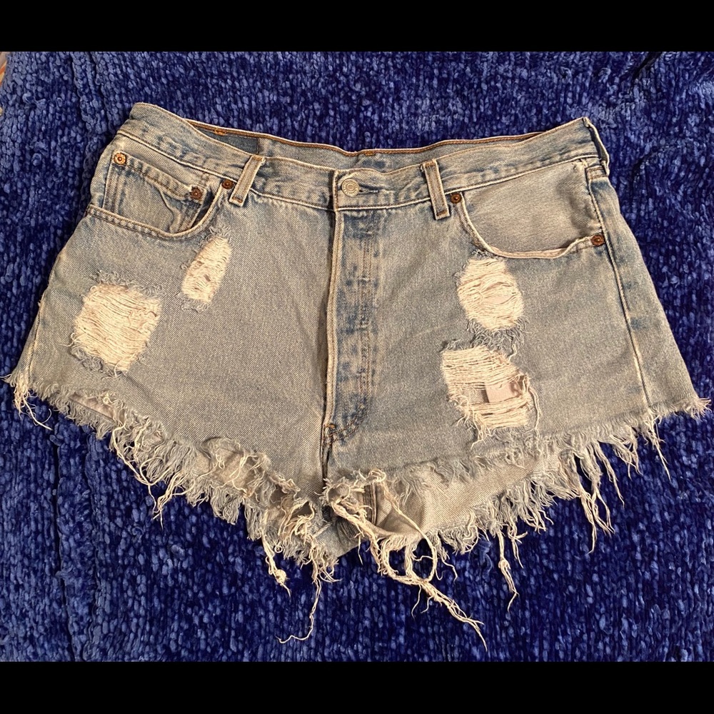 Vintage Distressed Light Wash Levi Jean Shorts